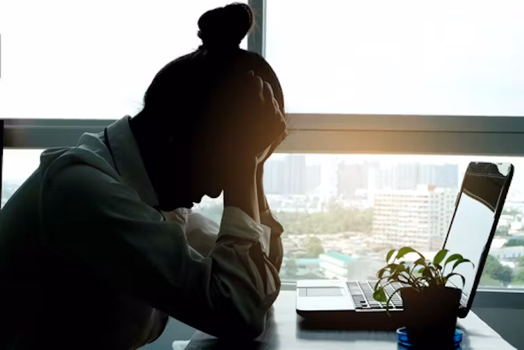US Economy Slows: Rising Job Losses, Hiring Freezes and Warnings from Experts